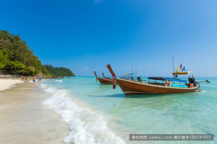 泰国克拉比热带海滩上的长尾船